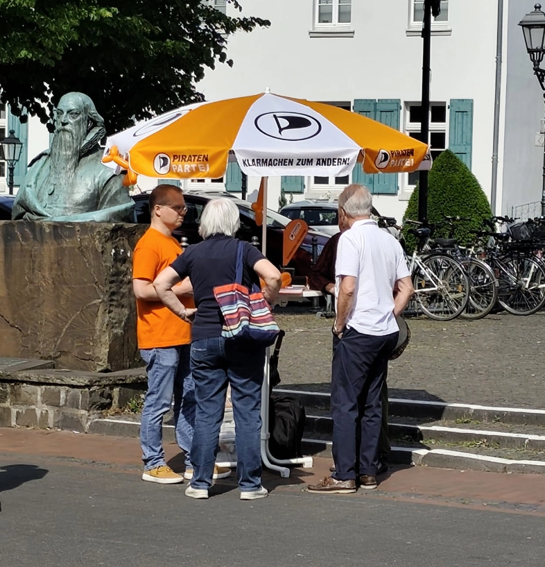Infostand der Piraten in Hilden