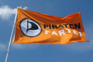 eine wehende Piratenflagge